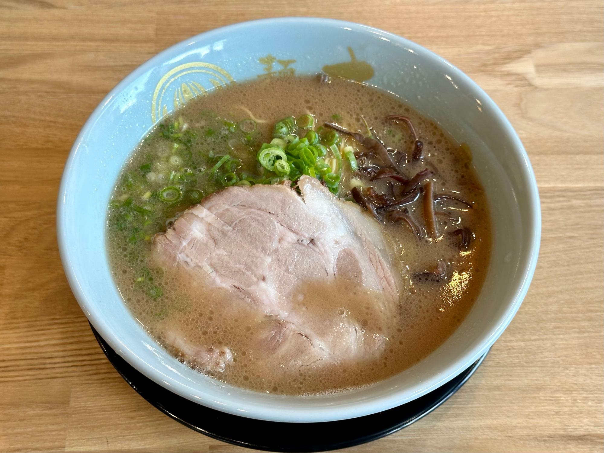 豚骨のフレッシュな香りとまろやかな甘味が広がる「ラーメン」。