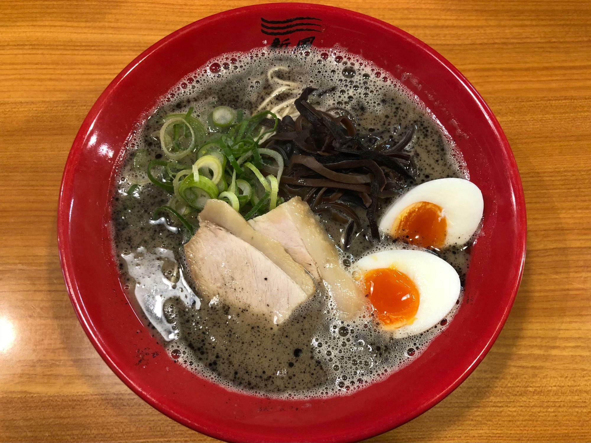 赤い丼に黒い油、ビジュアルが印象的な『博多新風』のラーメン。