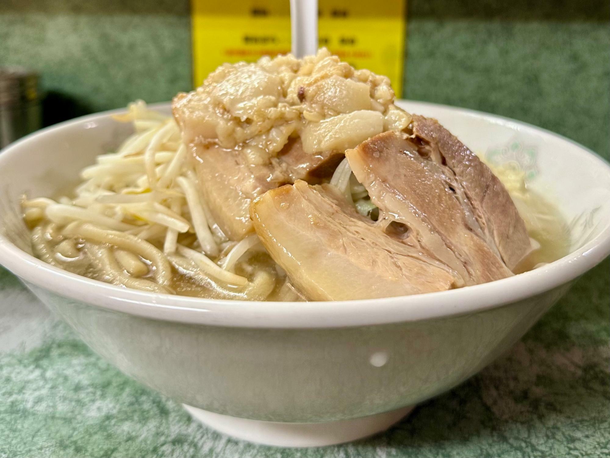 『ラーメン二郎」を祖とする「ガッツリ系」も背脂ラーメンの一種だ。