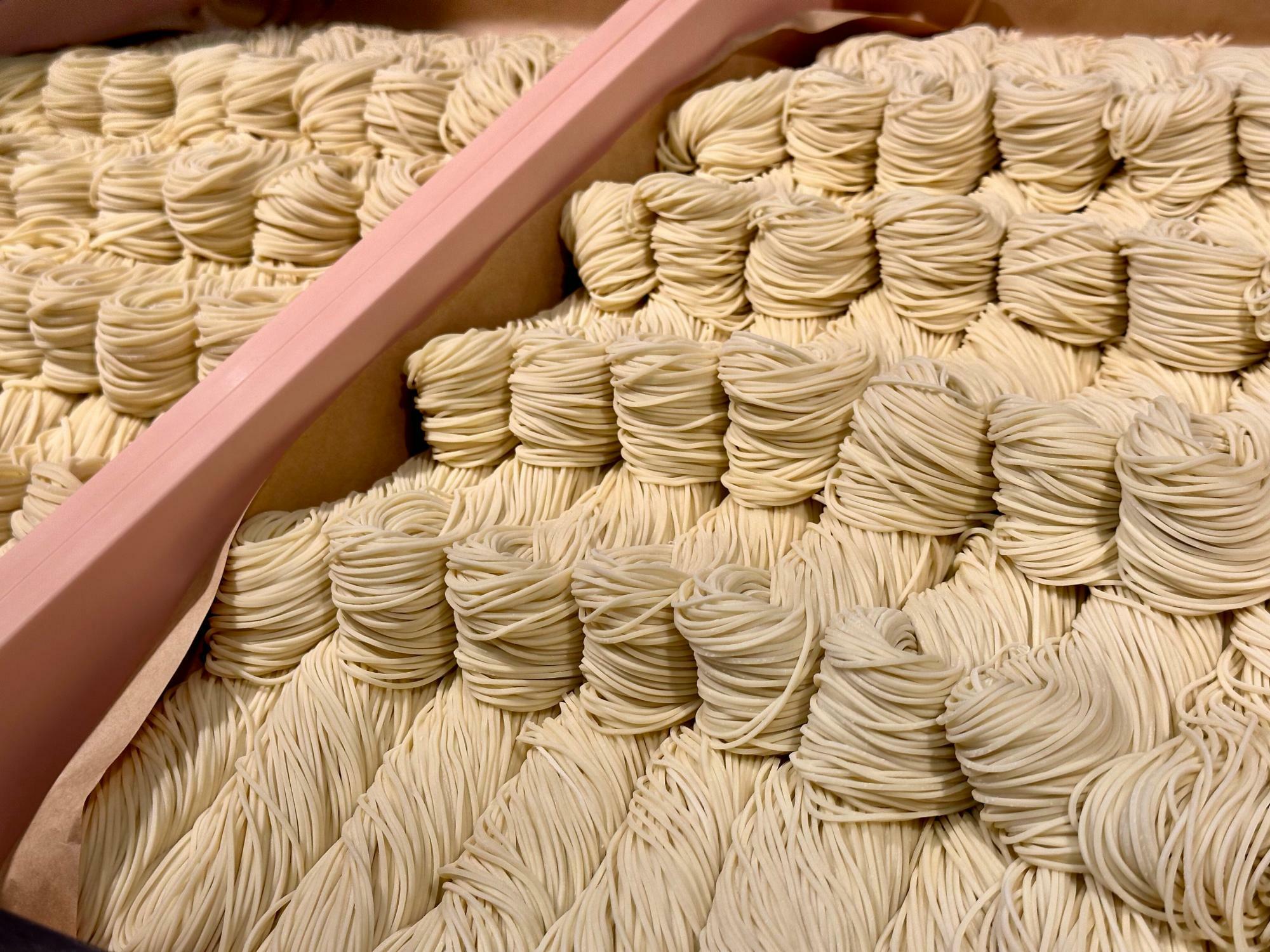 ラーメンに合わせて２種類を打ち分ける自家製麺。