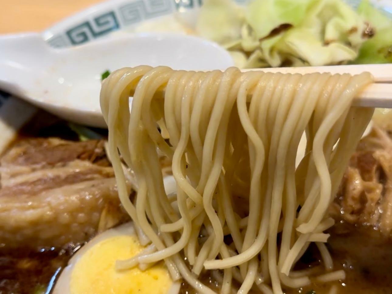 独特な食感を持つ麺も特徴の一つ。