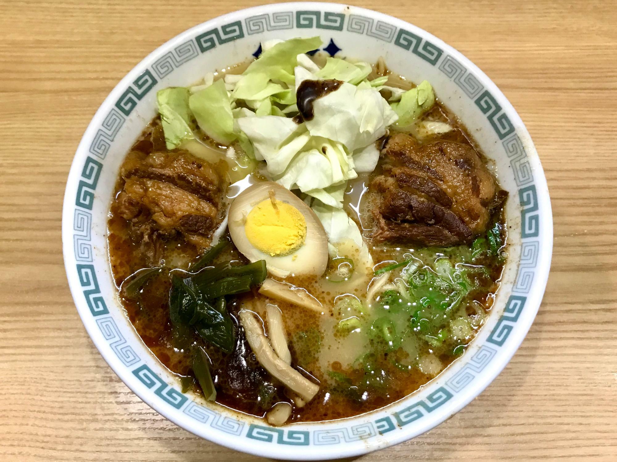 『熊本ラーメン桂花』の「太肉麺」。