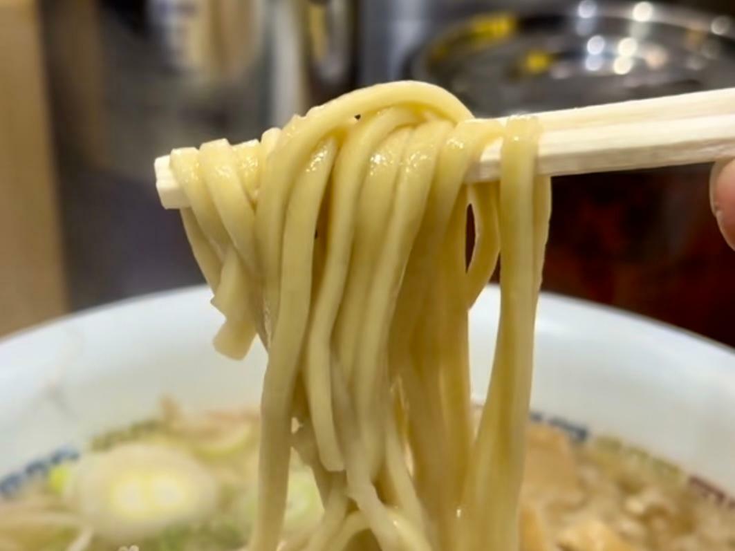 存在感のある中太麺は店舗の４階で作られる自家製麺。