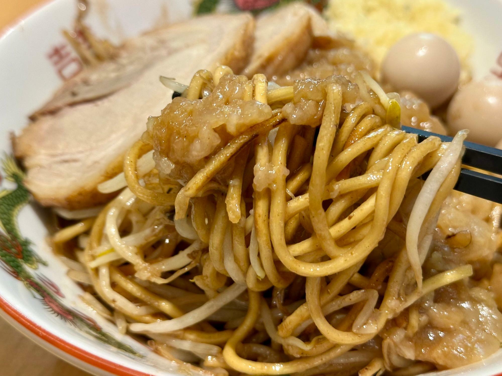 底からガッツリと混ぜて食べるのがオススメ。