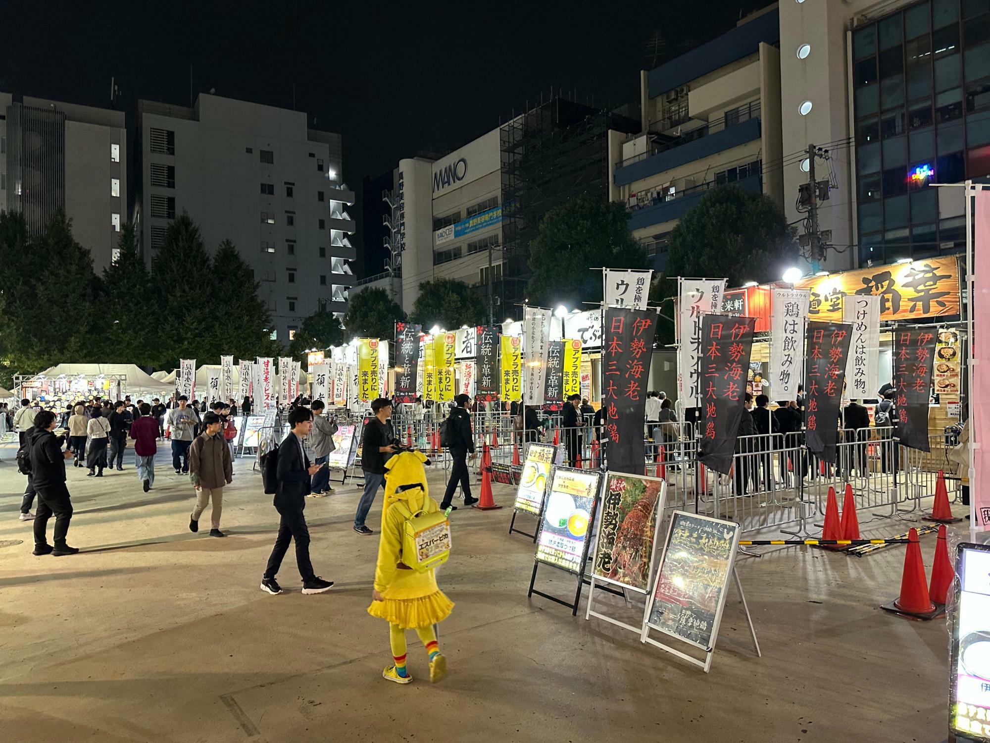 新宿大久保公園で11月6日まで開催中の『大つけ麺博 日本一決定戦!!』。