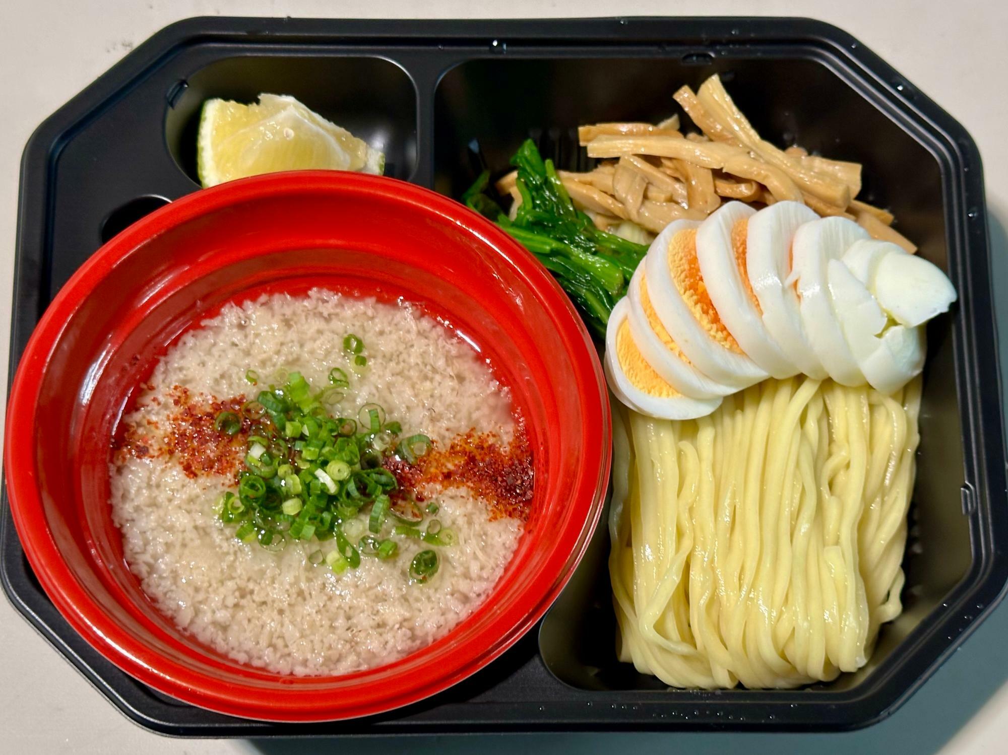 『博多ラーメン でぶちゃん』の「汁なし背脂つけ麺」（玉子とカボスは別トッピング）。