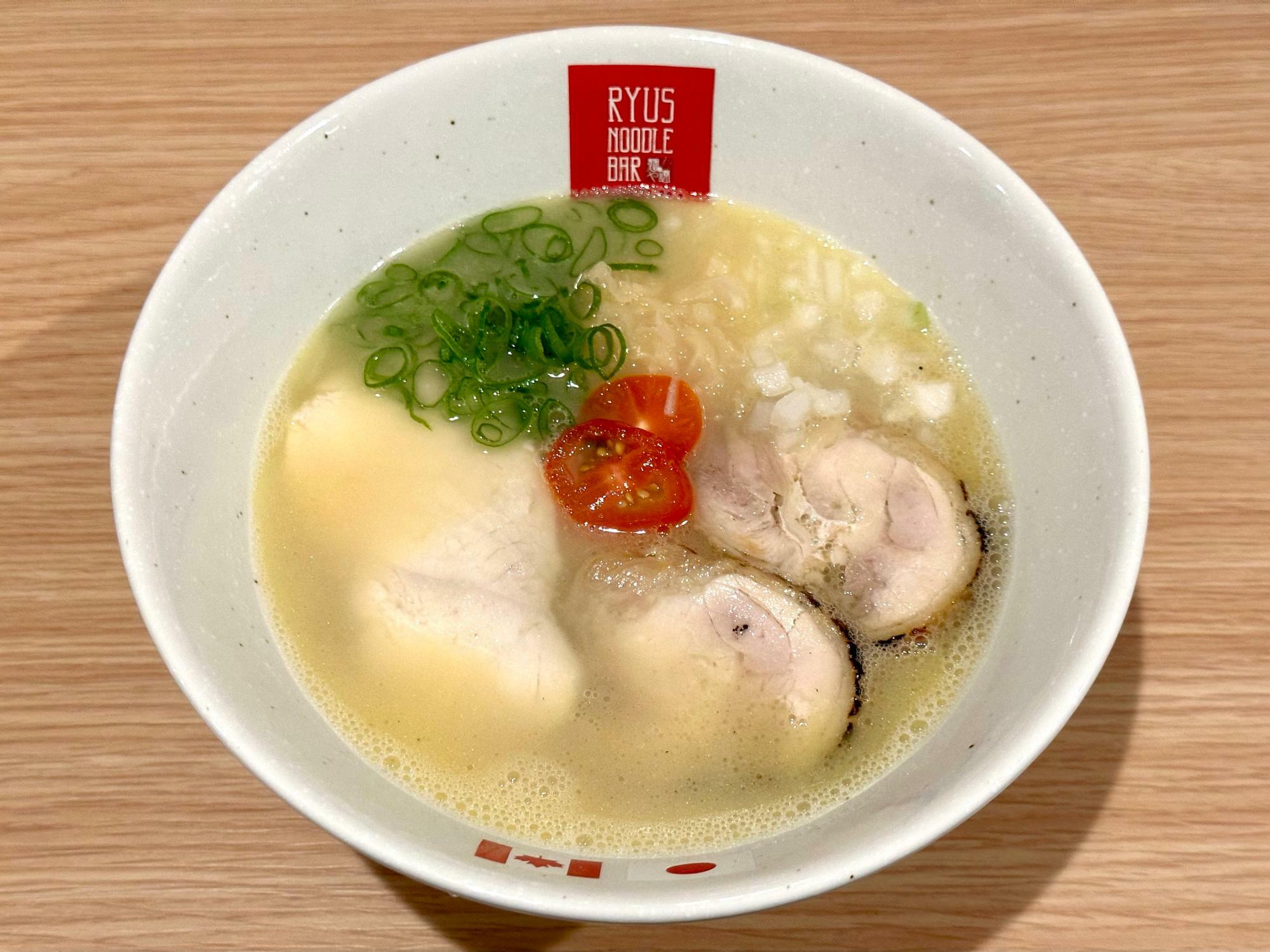 『RYUS NOODLE BAR Tokyo Craft』の「鶏白湯ラーメン（塩）」。