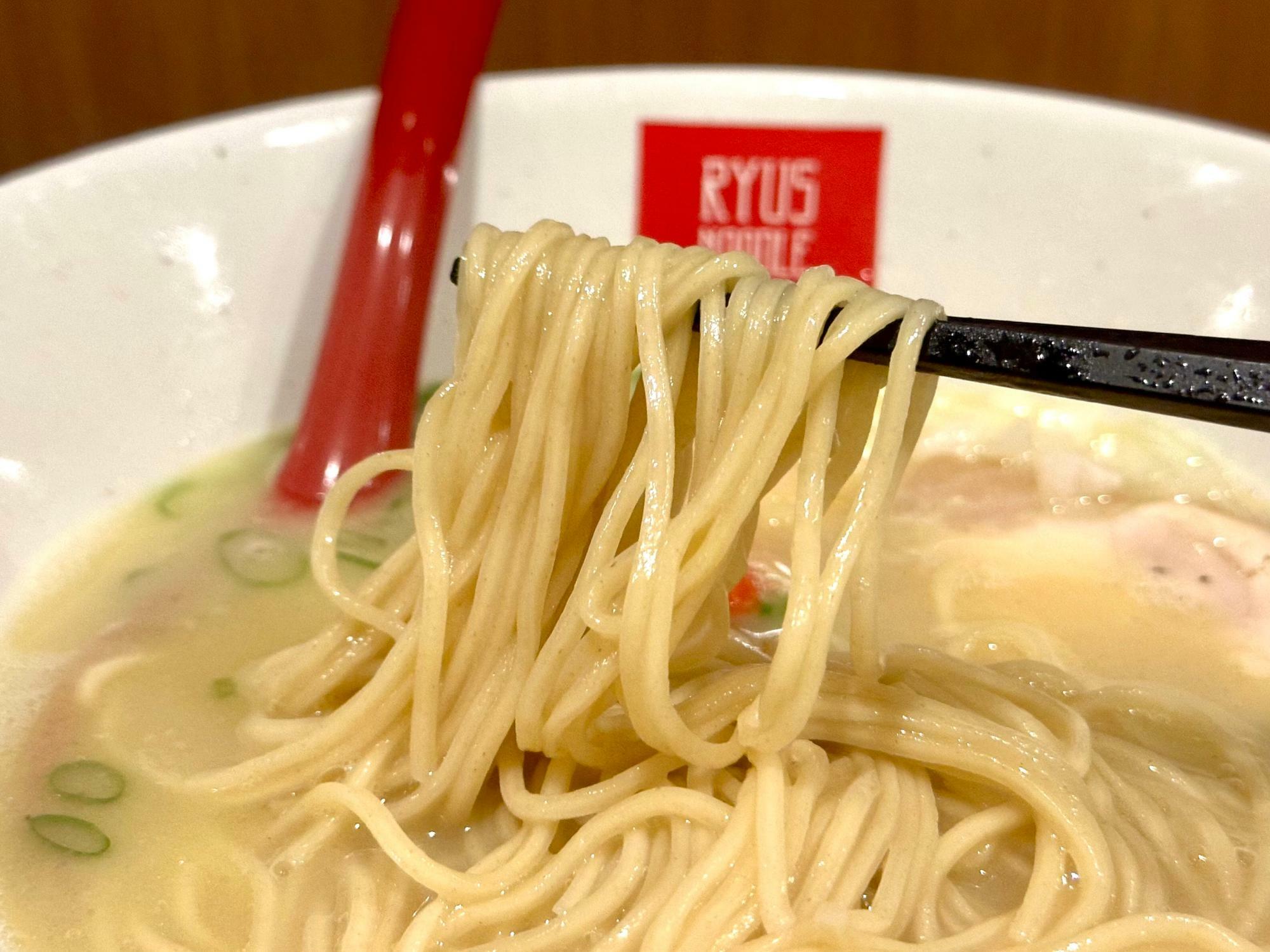 全粒粉を配合したミネラル豊富なストレート麺。