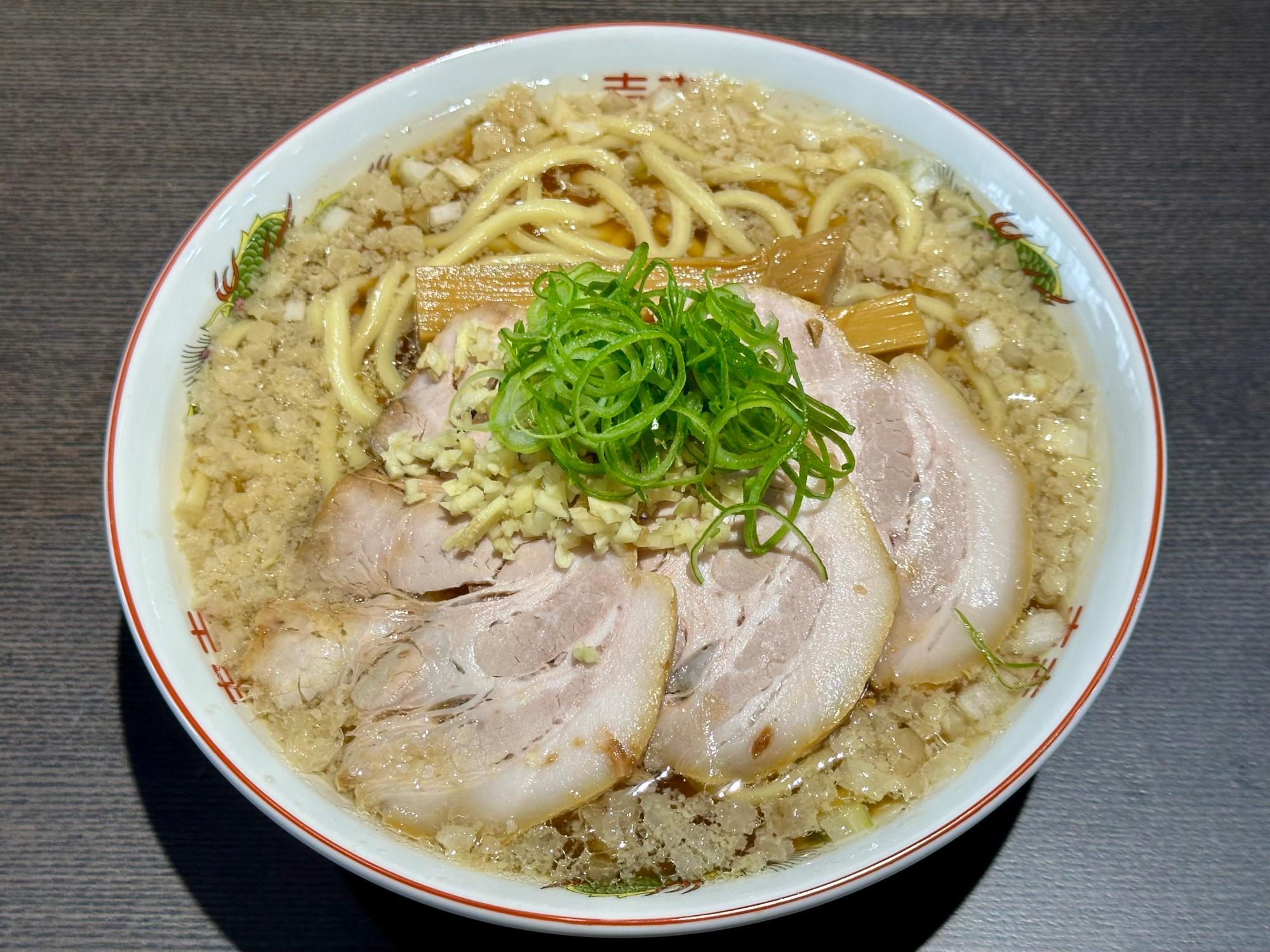 『REBEL RAMEN』の「JUNK」は背脂がたっぷり浮いた醤油ラーメン。