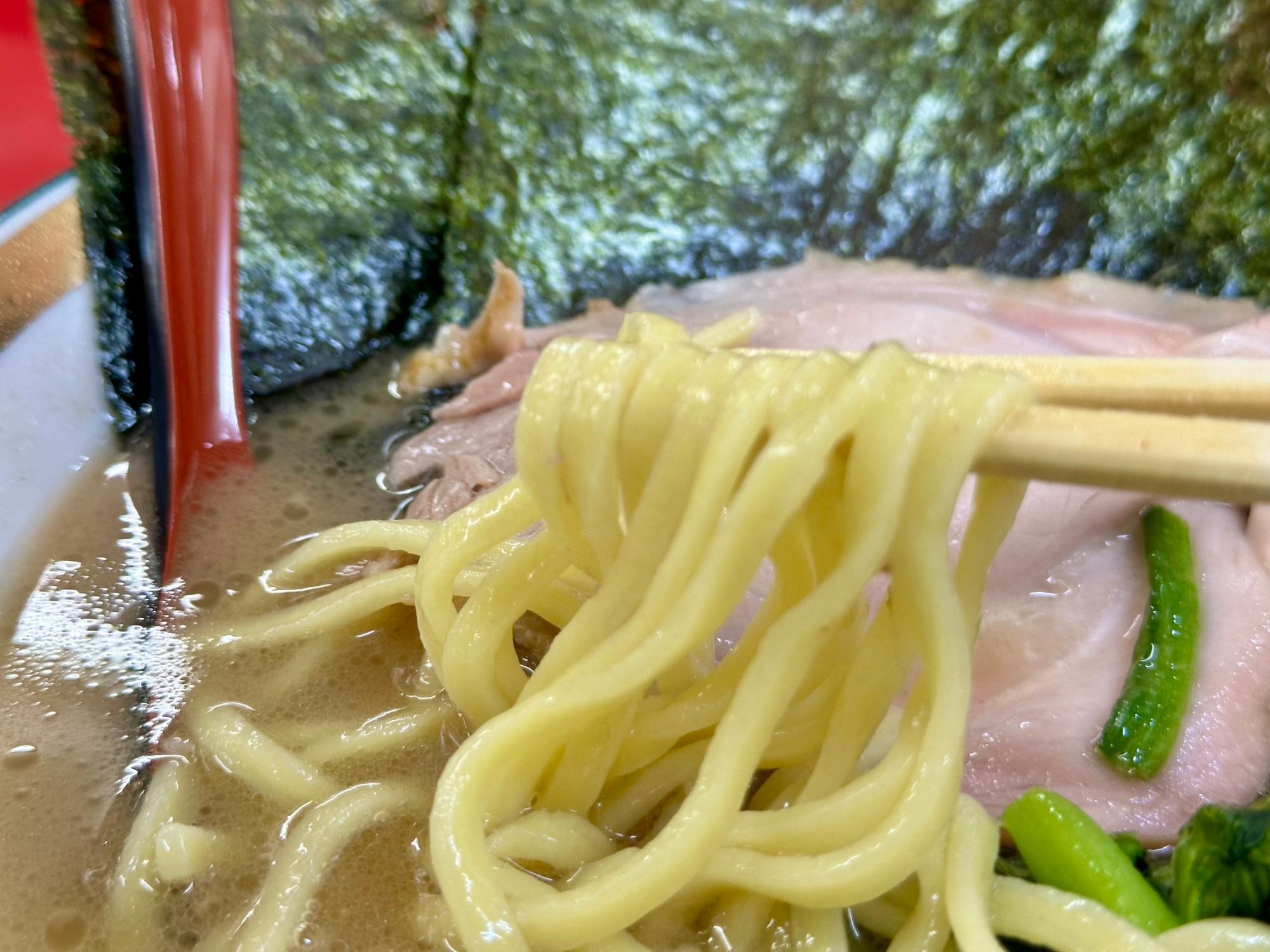 麺は醤油味と同様、修業先の『王道家』によるもの。