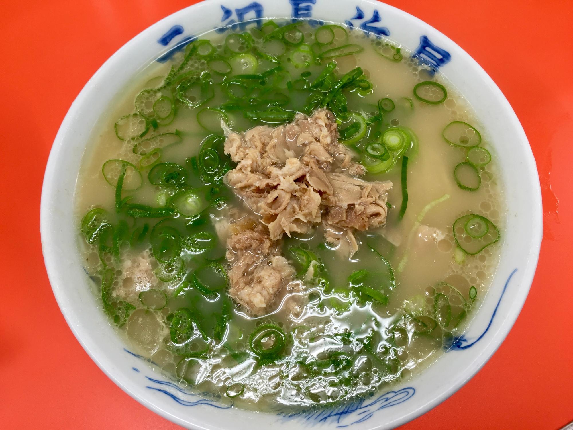 肉とネギだけ。長浜ラーメンはシンプルなのだ。