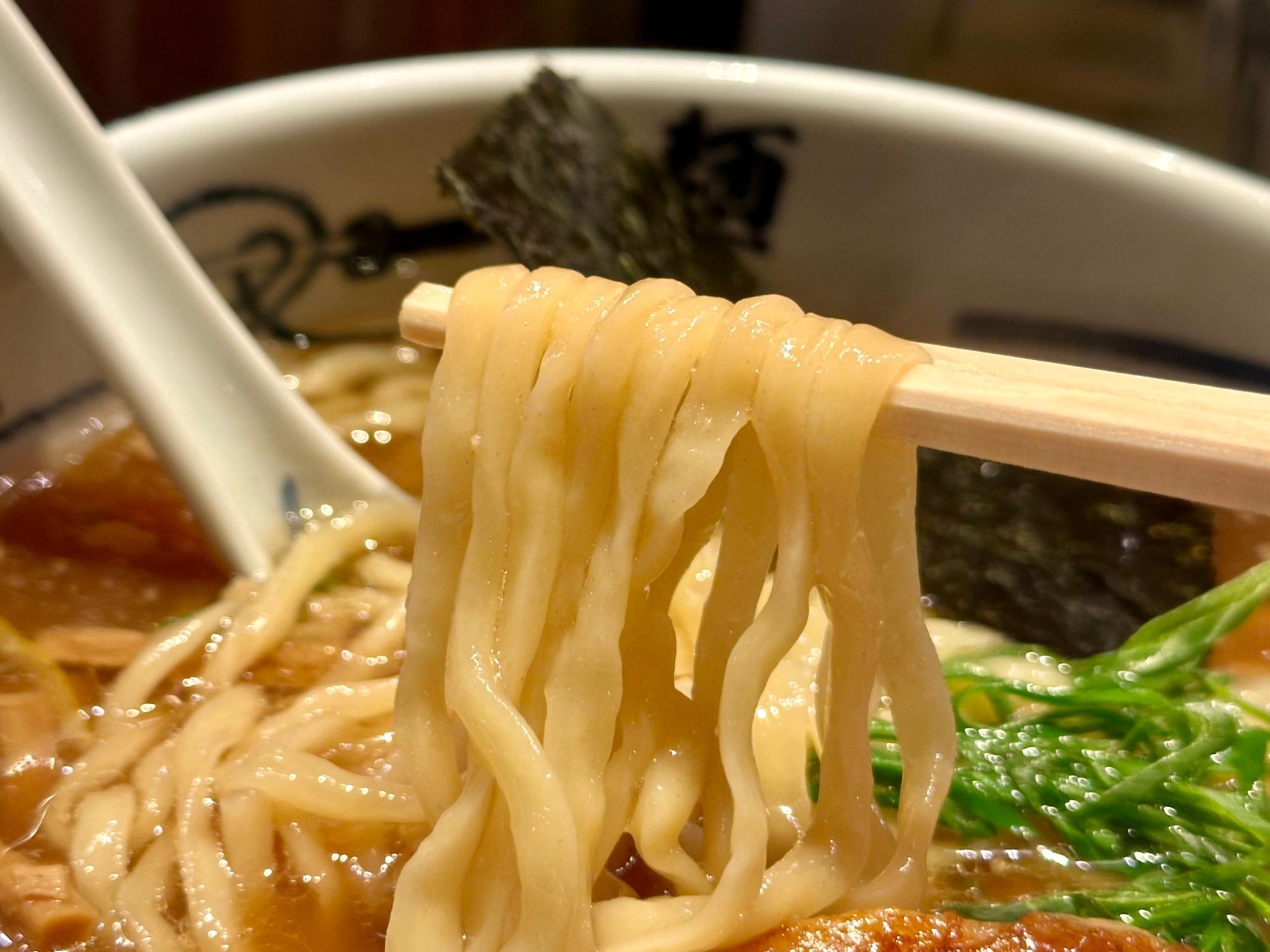 スープに負けない麺の存在感