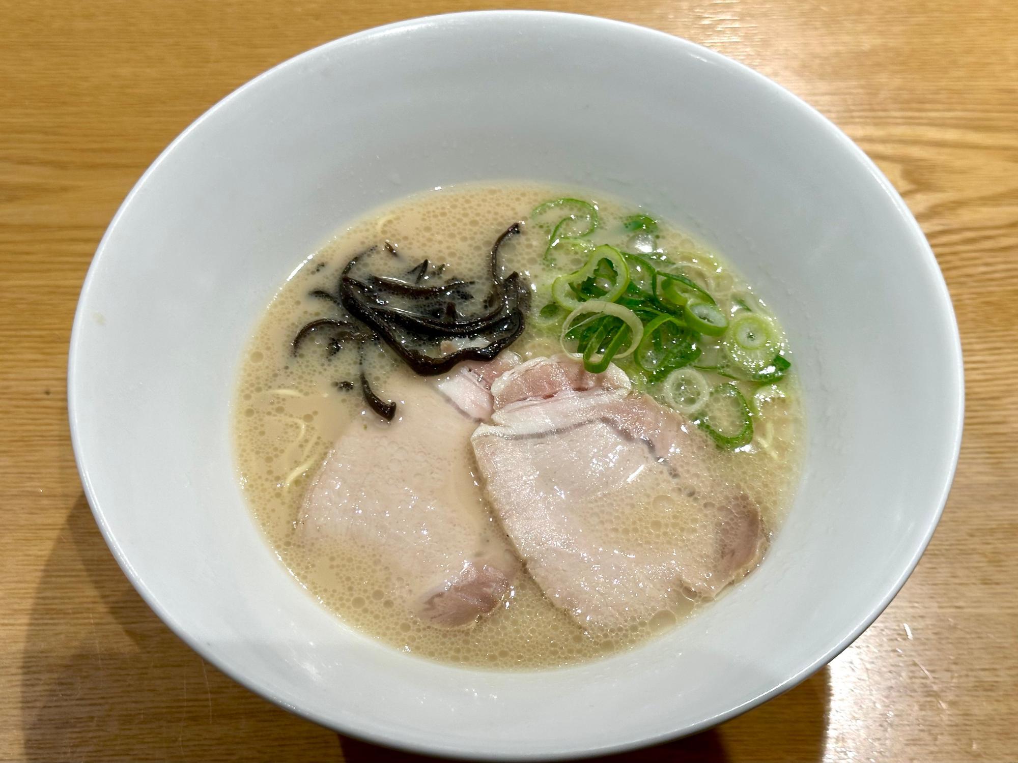 キリンと一風堂が共同開発した減塩ラーメン「減塩白丸元味」。