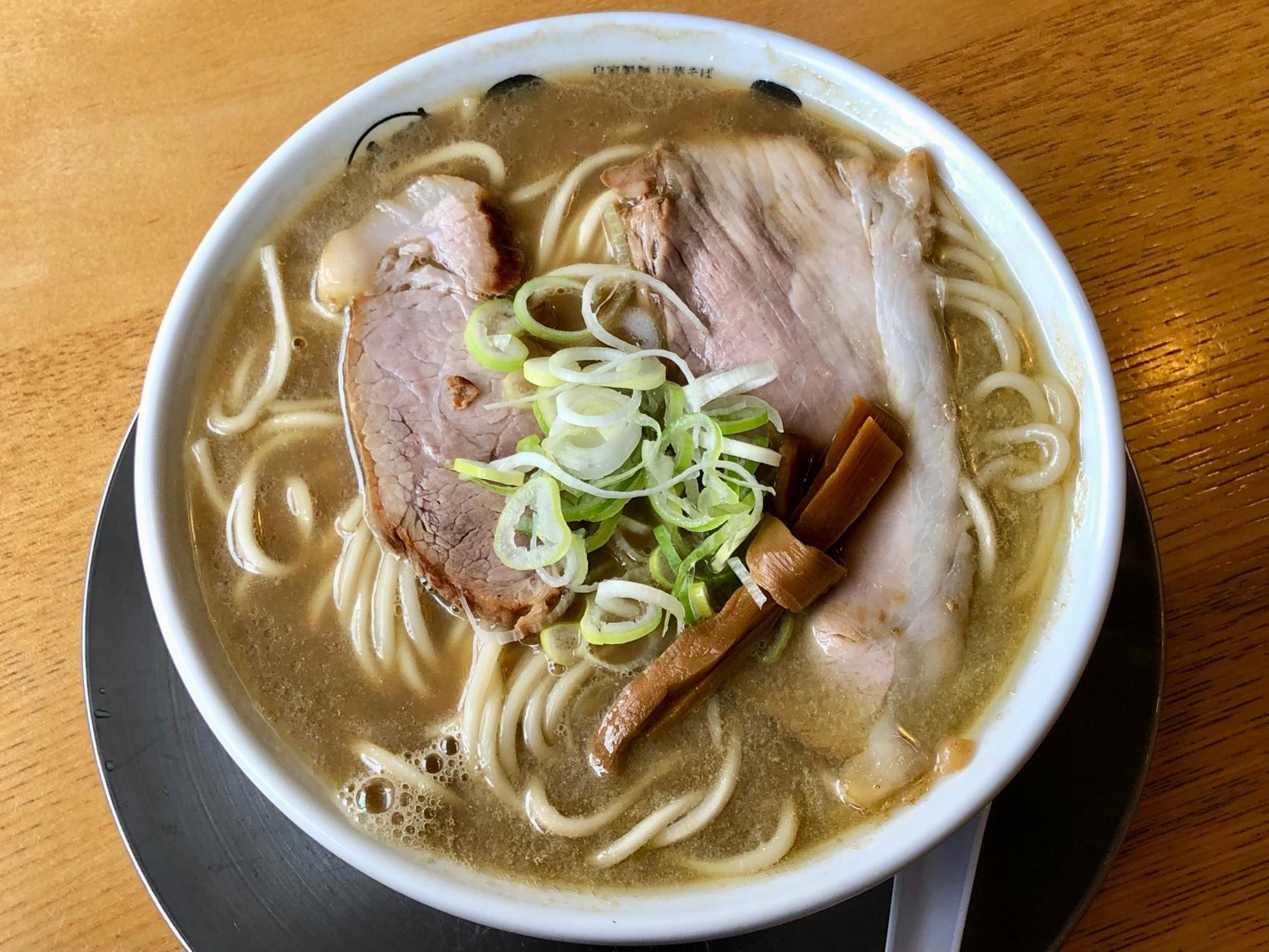 濃厚でパンチの効いた煮干ラーメンも人気を集めている。