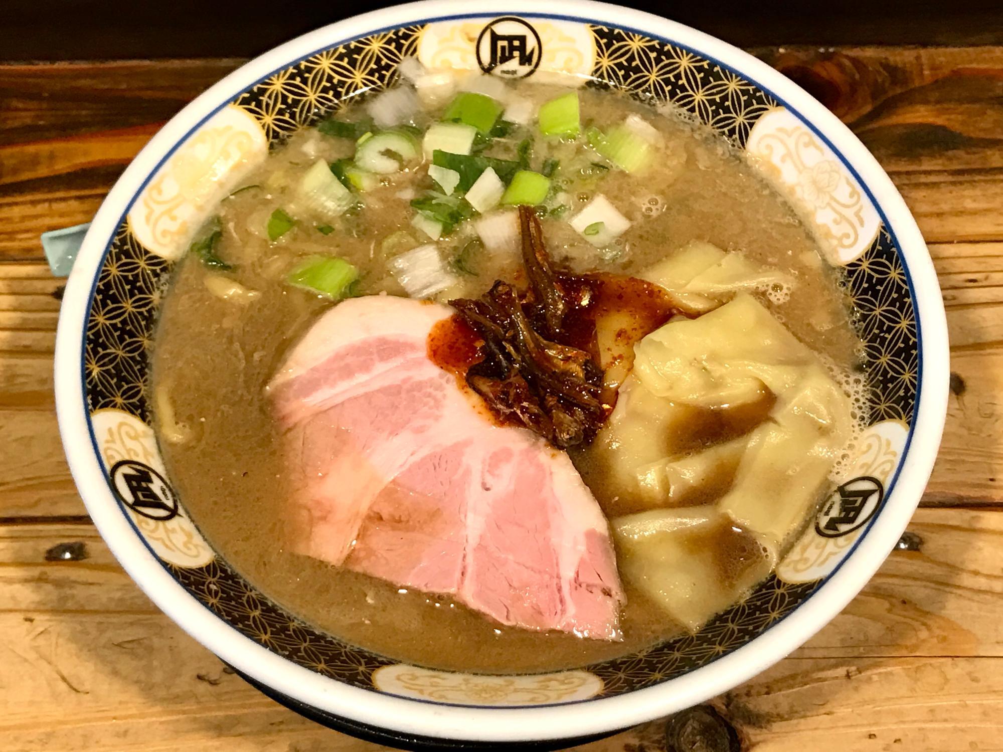 パンチの効いた濃厚な煮干ラーメンも人気を集めている。