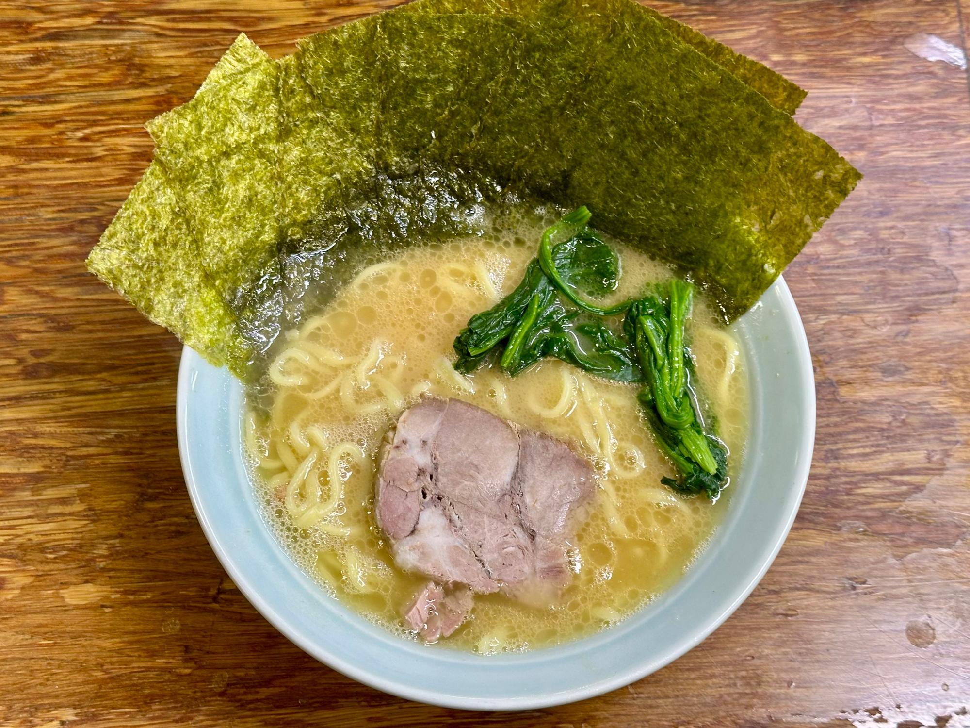 『まこと家』の「ラーメン（海苔、ほうれん草増し）」。