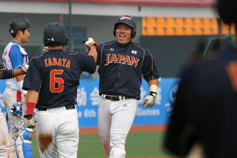 2013年に開催された東アジア競技大会の韓国戦で、リードを6点に広げる満塁本塁打を放ち、笑顔で生還する山川穂高。