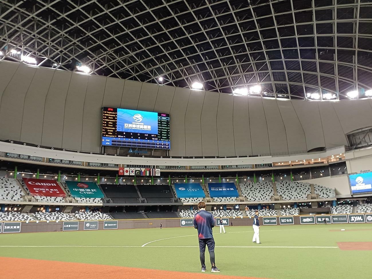 天井の高さは、東京ドームの56.2mに対して台北ドームは74.5mだ。