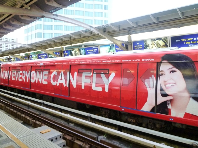 庶民が利用するバンコク市内の電車広告に
