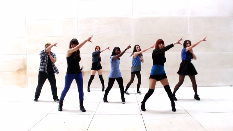 パラパラを踊るスペインのチーム(「テクパラインターナショナル」動画より)