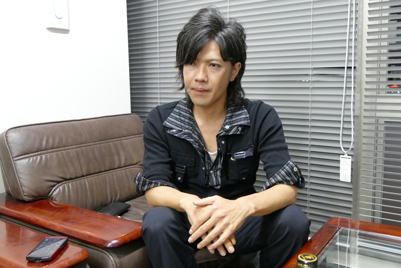 パラパラの今後について語る玉城泰斗=2016年8月、沖縄タイムス社