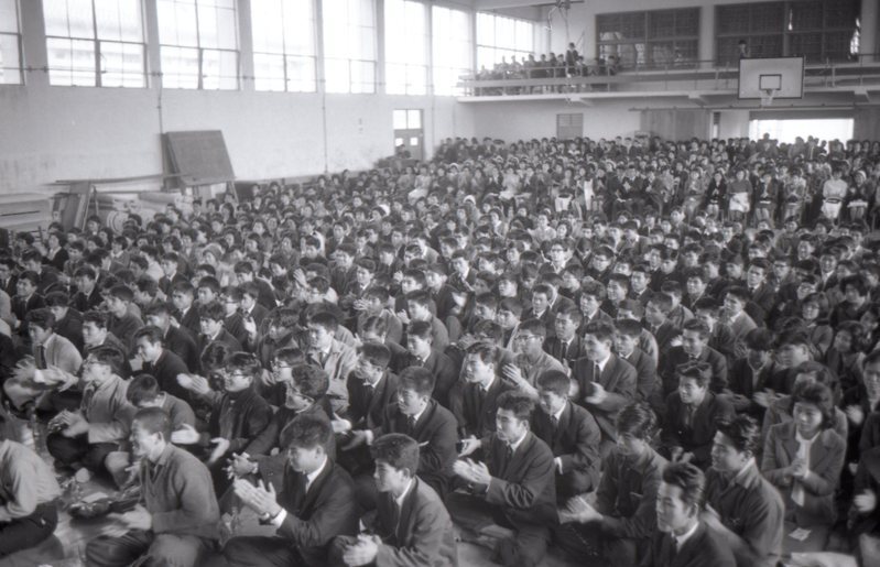 那覇市と青年団協議会共催「成人祭」に参加した新成人=1963年1月15日、那覇市