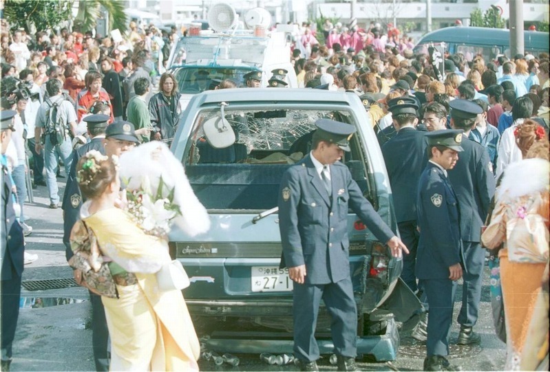 逮捕者も出た那覇市の成人式でガラスが割られた車=2002年