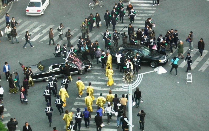 交差点の中央に乗用車で乗り付けた新成人を取り囲む警察官＝２００９年１月１１日