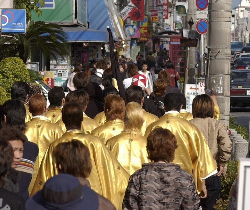 お揃いの紋付き袴で国際通りを練り歩く=2003年01月12日