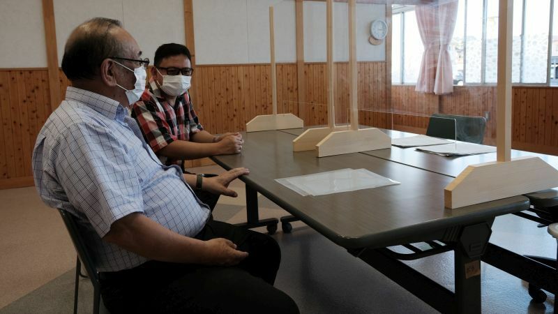 大洗町のワクチン接種担当窓口を訪れた坂本さん（左）とペトラ会長＝米元文秋写す