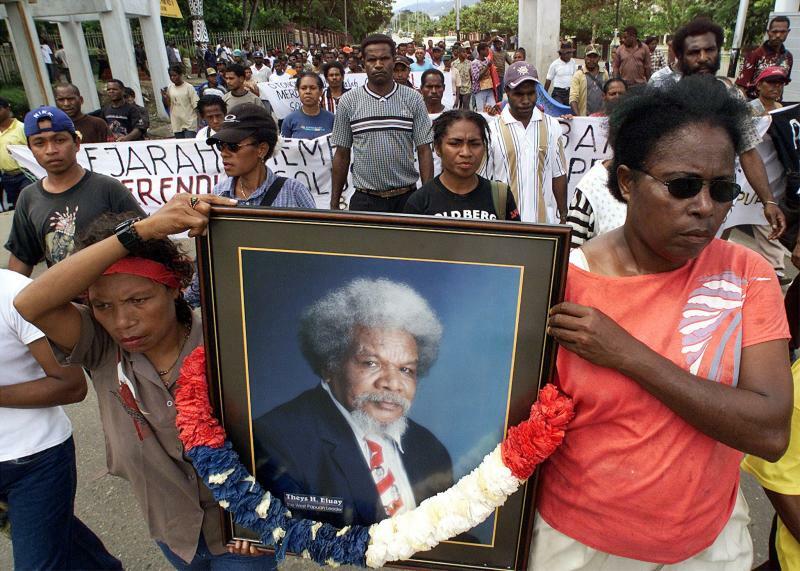 2001年、殺害された非暴力独立運動指導者テイス・エルアイの遺影を掲げて抗議デモを行う人々