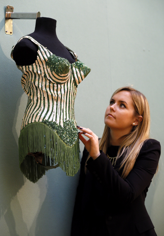 2012年11月ロンドンのオークション。マドンナ着用のジャン＝ポール･ゴルティエ衣裳（写真：AP/アフロ）