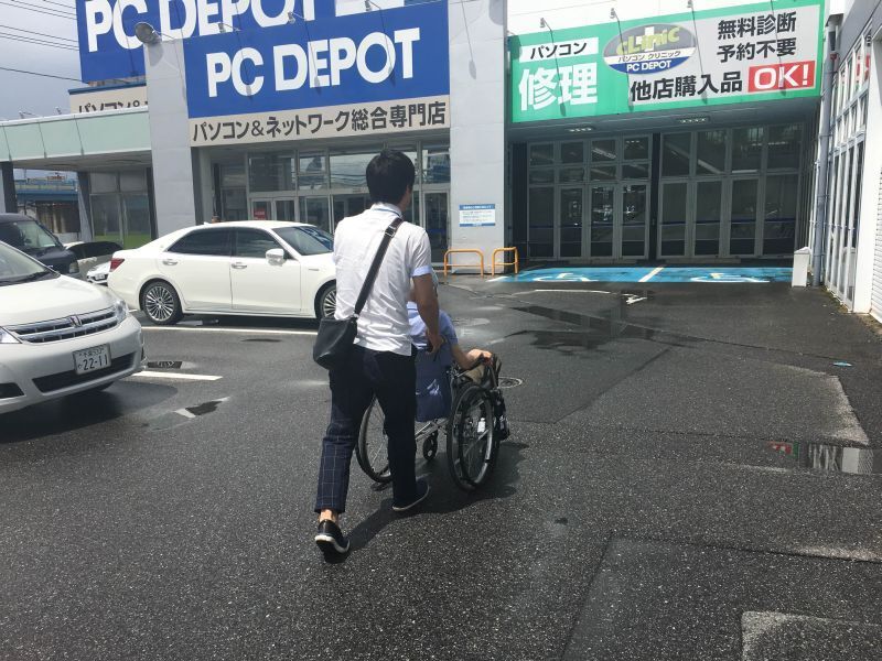 父親の車椅子を押しながらPCデポに向かうケンヂさん