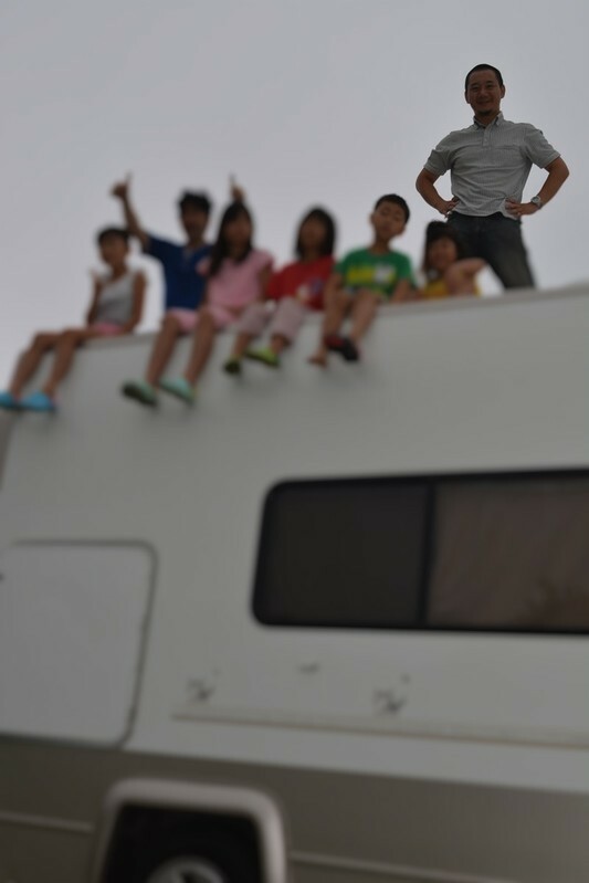 子どもたちと屋根に登って高さを実感（写真一部加工）。（撮影／板谷俊明）