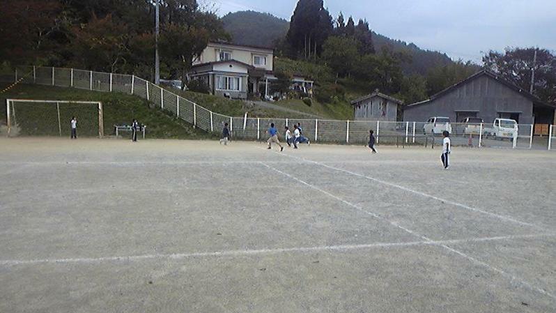 吉里吉里小学校の子どもたちとサッカーで遊ぶ長男（当時小２・青いTシャツ）