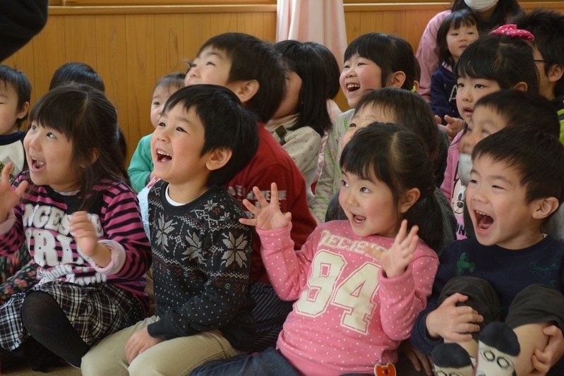 竹駒保育園にて。絵本を見ているときの何とも言えない子どもたちの表情