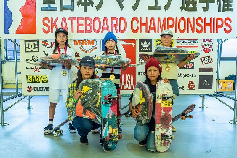 2018年のAJSA(日本スケートボード協会)の全日本レディース選手権にて、金メダリストの西矢椛(右上)、銅メダリストの中山楓奈(右下)を抑え、優勝を飾った赤間凛音(中央上)。撮影：吉田佳央