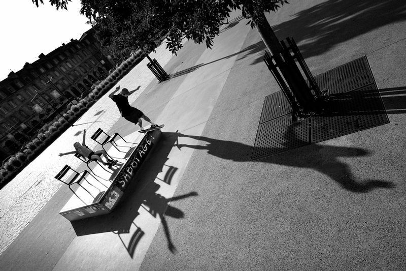 スケートボード用の構造物の上に椅子を設置した彫刻。こうして様々な用途が混ざり合うかをテスト。これは影絵を利用し、レオ・ヴァルスさんと市民が同じ場所を共有して生まれたアート作品。撮影：レオ・シャープ