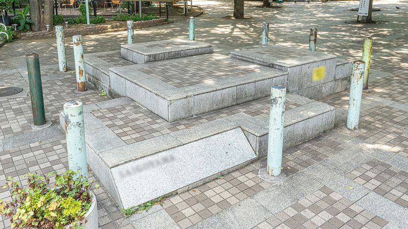 縁石にトリックを仕掛けるのを防ぐため、後から取り付けられたポール。以前は著名なスポットだったが、今は寂れた雰囲気に。日本にもこういったディフェンシブアーキテクチャーは多数存在する。撮影：吉田佳央