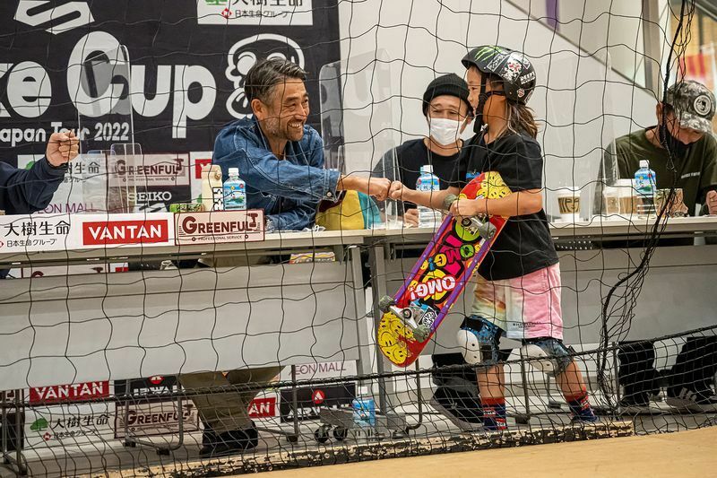 ジャッジも一緒に健闘を称え合う。東京五輪で見えたスケートボード現場の一体感は、種目や年齢が変わるFLAKE CUPでも同じ。それも大きな魅力のひとつだ。