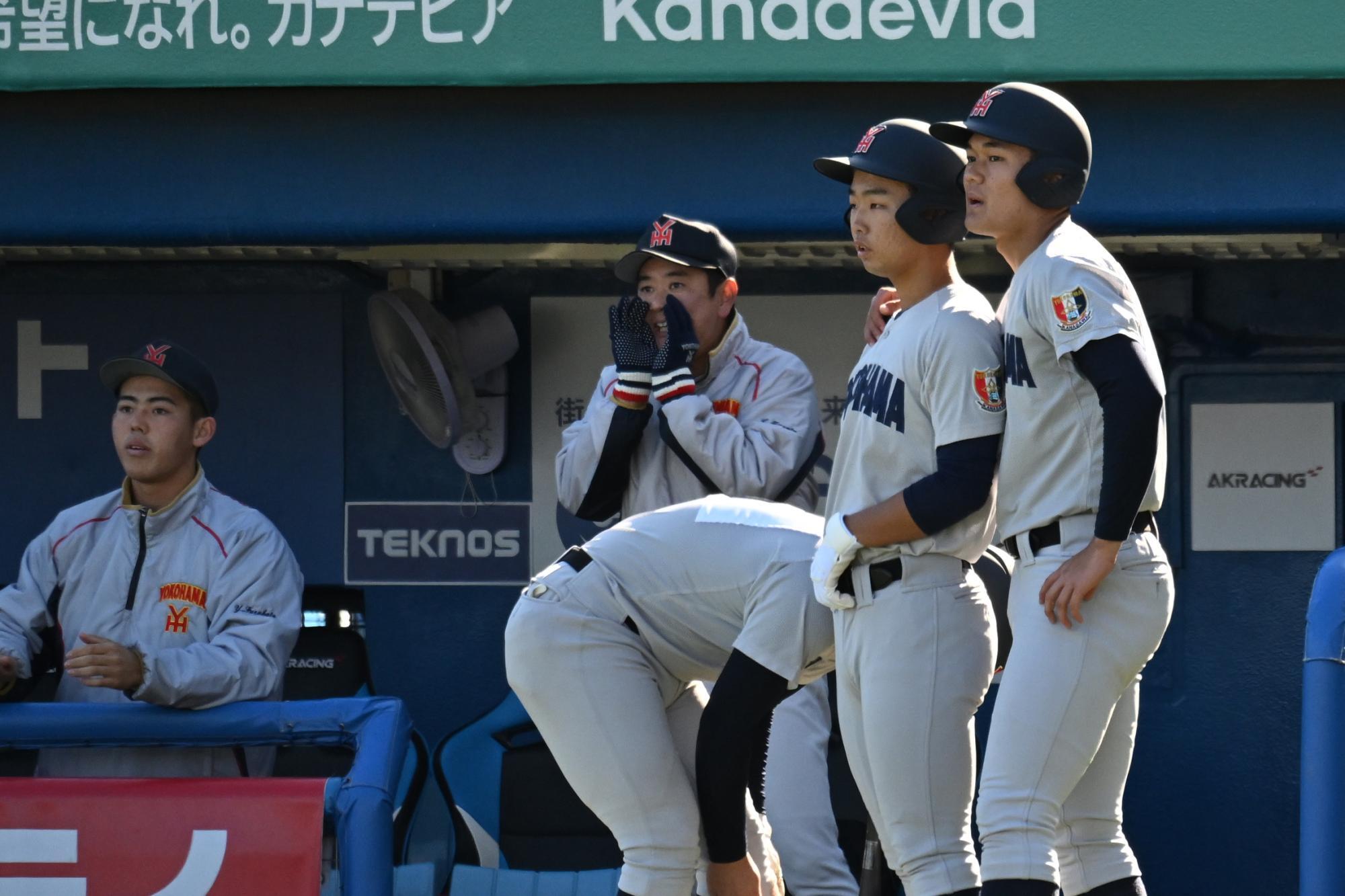 選手に声をかける横浜の村田浩明監督＝中央奥(写真:安倍貞晴/文化工房)