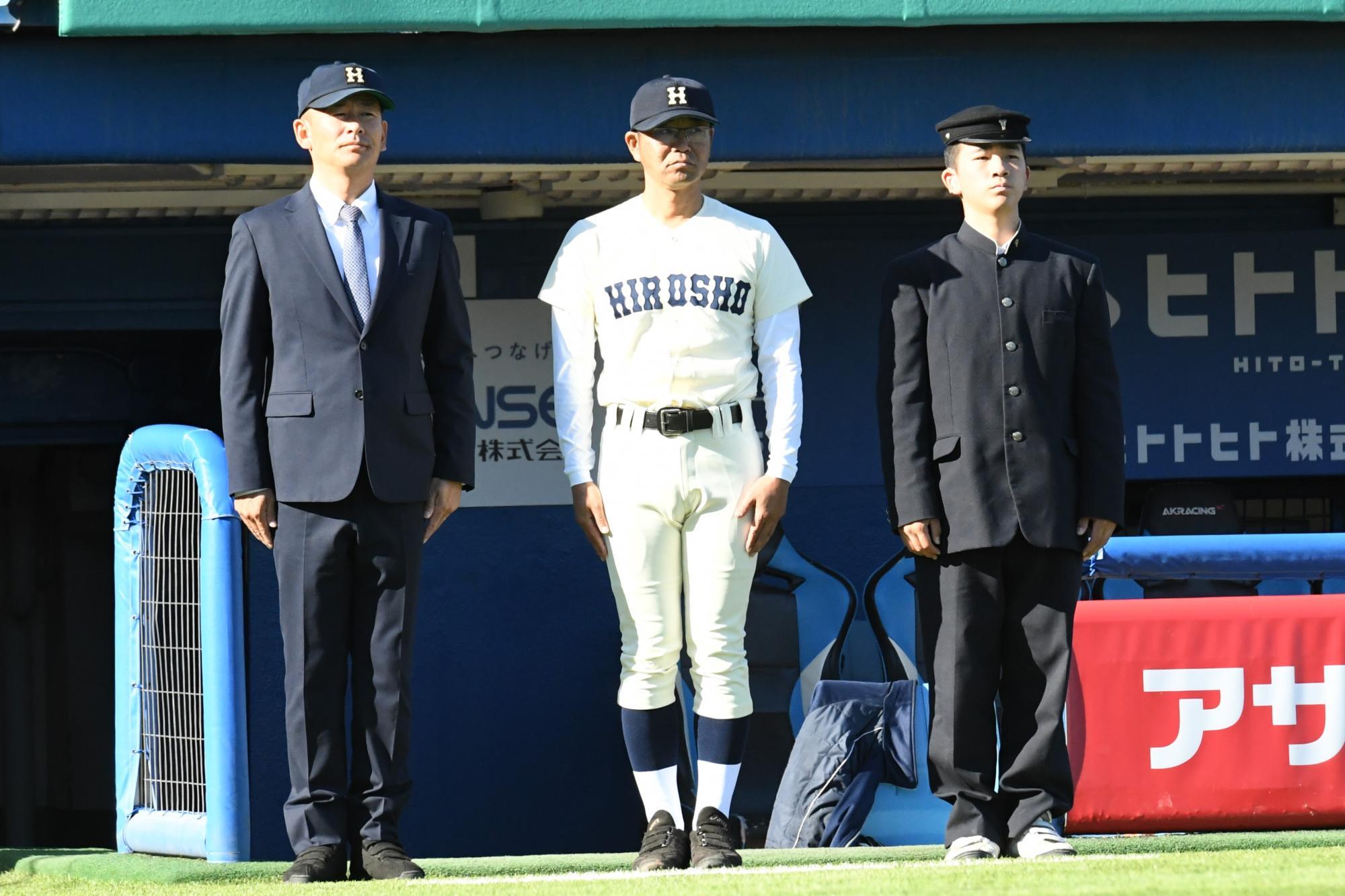 ベンチ前に整列する広島商の荒谷忠勝監督＝中央(写真:矢内浩一/文化工房)