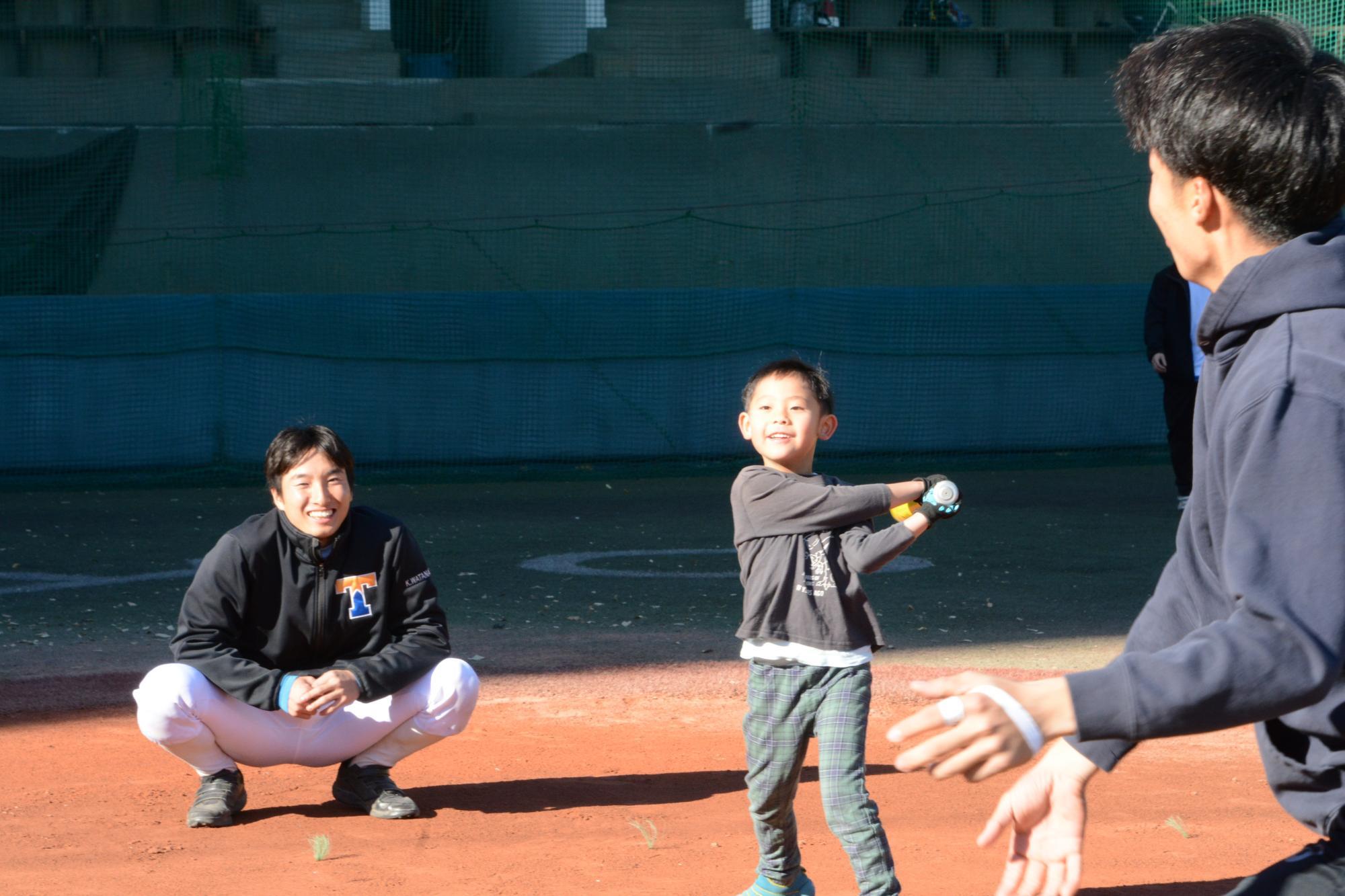 東大球場で子どもたちと野球を楽しむ渡辺向輝選手