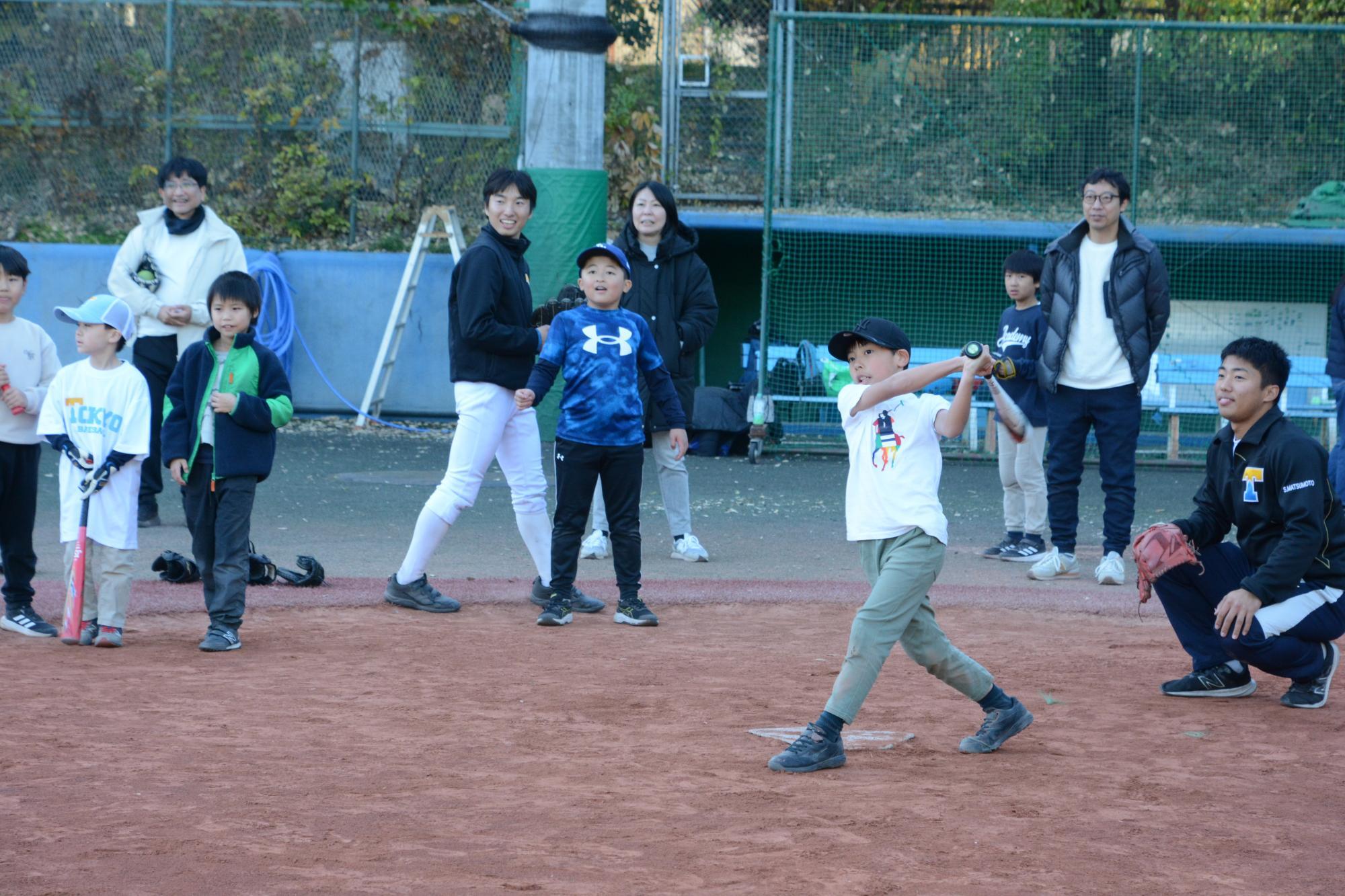 東大球場で即席のルールをつくり、試合を楽しむ子どもたち