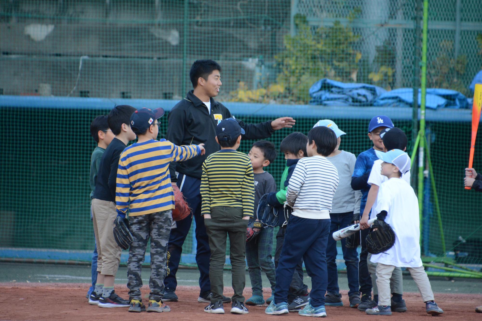 東大球場で「試合がしたい」と大学生のもとに集まる子どもたち