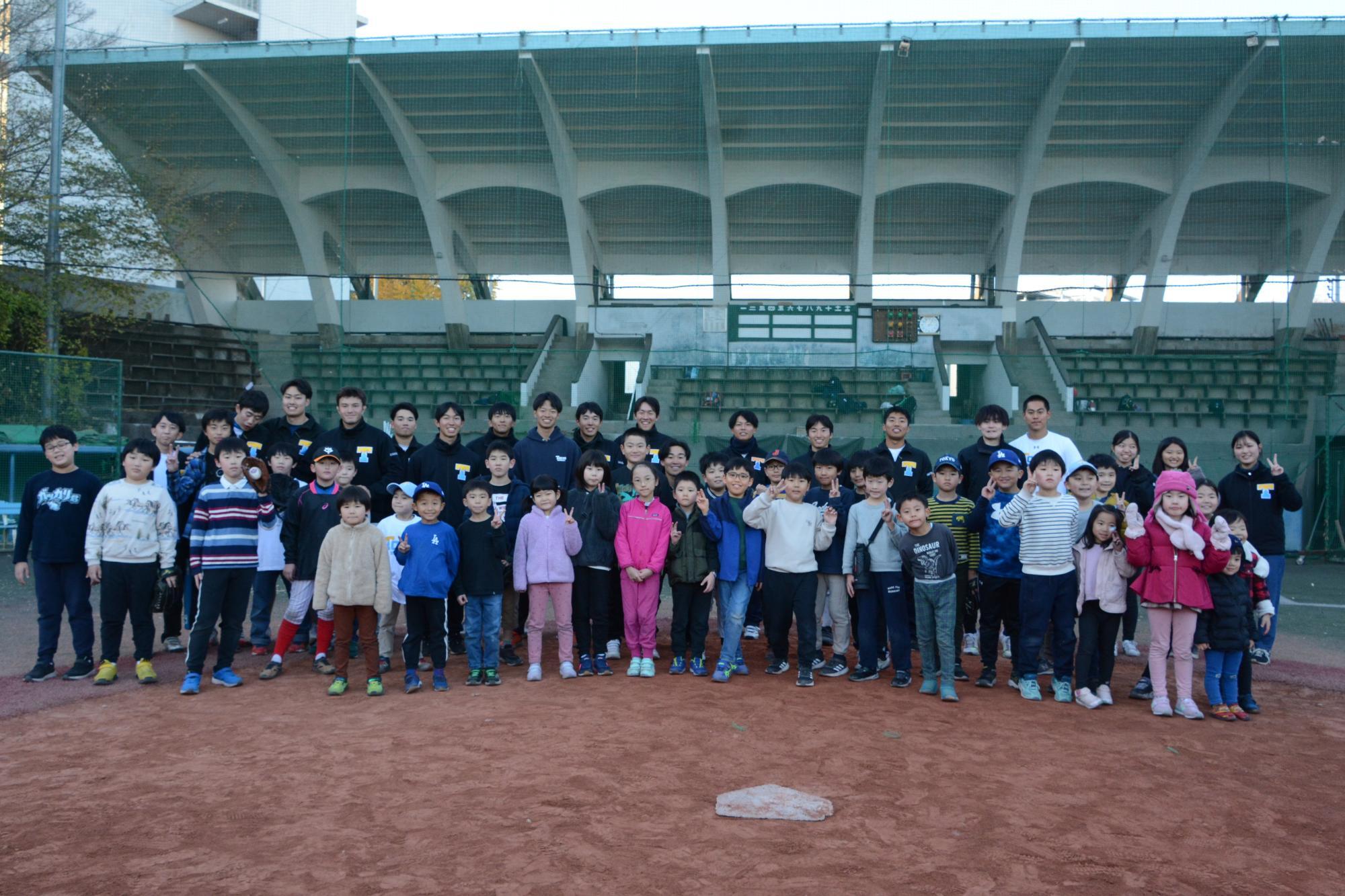 東大球場で遊んだ東京大学野球部員と子どもたち