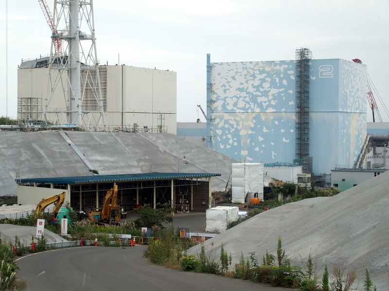 9月24日撮影　１，２号機原子炉建屋と西側のり面