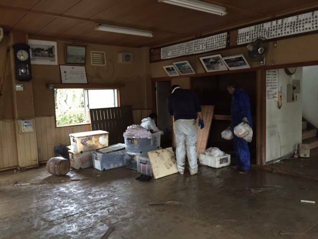 水害後の写真。祭具を保管していた町民会館も被災。壁には浸水の名残が残っている。