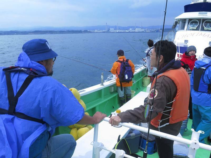 福島第一原発沖海洋調査　左：Yahoo!ニュース個人オーサーの小松理虔さん　右：筆者