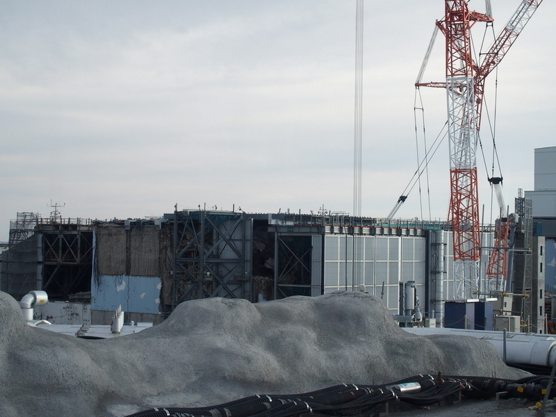 ３号機原子炉建屋、上部解体がほぼ終わった状況。側面青色が残る部分が本来の建屋